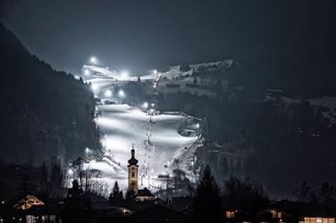 Image for: Skifahren am Abend